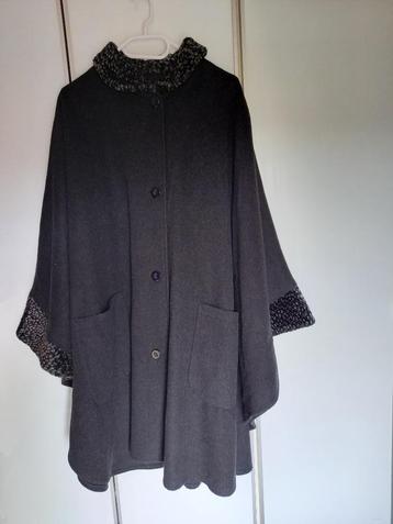 Mooie Warme Grijze Wollen / Scheerwollen Poncho / Cape L beschikbaar voor biedingen