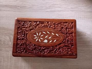 Houten doosje met inleg beschikbaar voor biedingen