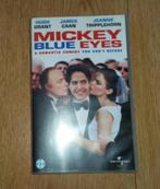 Videoband ( VHS) Mickey blue eyes, Cd's en Dvd's, VHS | Film, Komedie, Gebruikt, Ophalen of Verzenden