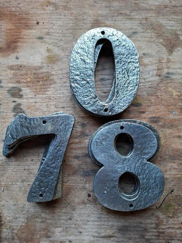 Gietijzer huisnummer zwart hamerslag nr 8 - 7 - 0, Tuin en Terras, Brievenbussen, Nieuw, IJzer, Ophalen of Verzenden