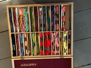 Houten kist met borduurgaren.  beschikbaar voor biedingen