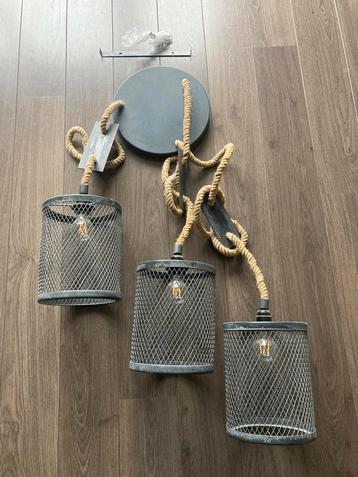 Set van 3 hanglampen aan dikke touwen beschikbaar voor biedingen