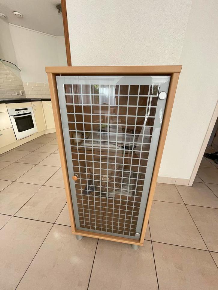 Glazen vitrinekast - Stijlvol en praktisch!, Huis en Inrichting, Kasten | Vitrinekasten, Zo goed als nieuw, 100 tot 150 cm, Minder dan 50 cm