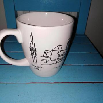 Hilversum beker met verschillende gebouwen Xenox beschikbaar voor biedingen