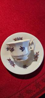 2 oude kopjes met schoteltjes., Ophalen of Verzenden