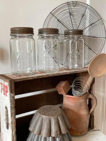 Brocante oude BALL potten met schroef dop beschikbaar voor biedingen