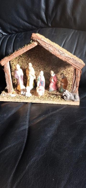 Kerststal met figuren beschikbaar voor biedingen