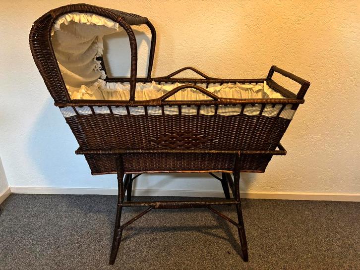 Vintage Rotan Wieg met Bekleding, Kinderen en Baby's, Babywiegjes en Ledikanten, Wieg, Ophalen