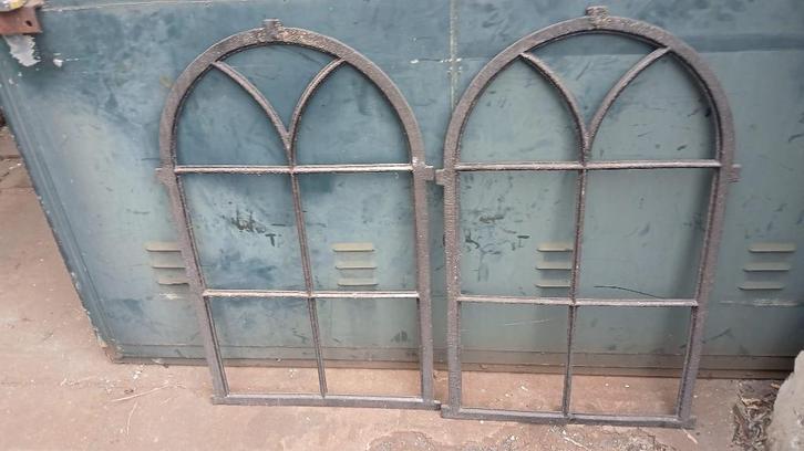 2 GELIJKE GIETIJZEREN STALRAMEN 52/92 type kerkraam, Antiek en Kunst, Curiosa en Brocante, Ophalen of Verzenden