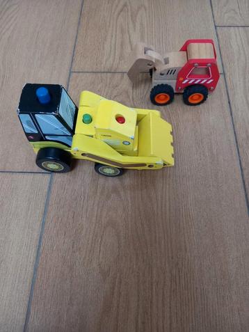 Leuke tractor en graaf tractor van hout beschikbaar voor biedingen