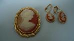 Vintage goud vergulde Camee broche en oorbellen, Overige materialen, 4 tot 7 cm, Ophalen of Verzenden, Zo goed als nieuw