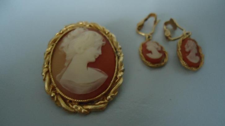Vintage goud vergulde Camee broche en oorbellen, Sieraden, Tassen en Uiterlijk, Broches, Zo goed als nieuw, Overige materialen