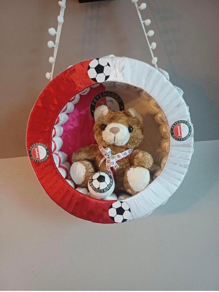 Feyenoord Kraamcadeau Luiertaart met Knuffel, Kinderen en Baby's, Kraamcadeaus en Geboorteborden, Nieuw, Kraamcadeau, Ophalen of Verzenden