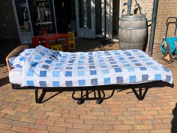 Opklapbed met beddengoed beschikbaar voor biedingen