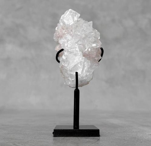 Kubusvormige Calciet Kirstal Cluster op zwarte stalen voet, Verzamelen, Mineralen en Fossielen, Mineraal, Ophalen of Verzenden