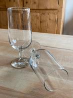 2 mooie bierglazen op voet kristal 17,5 cm bij 6 cm zgan €10, Ophalen of Verzenden, Zo goed als nieuw, Bierglas