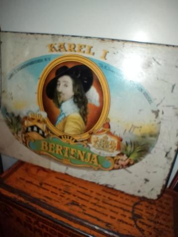Oude Bertenja sigarenblik Karel I beschikbaar voor biedingen