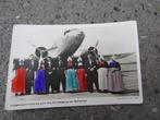 ansichtkaart volendammers bij klm vliegtuig op schiphol, Verzamelen, Ansichtkaarten | Nederland, 1940 tot 1960, Noord-Holland