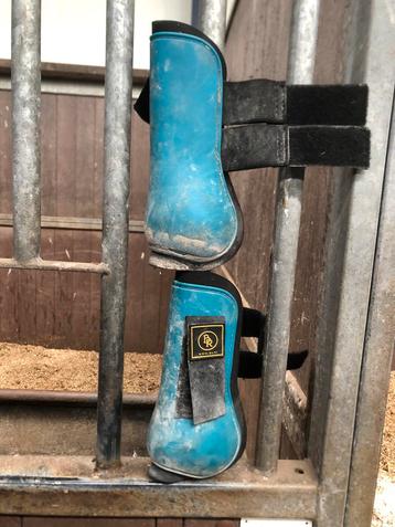 Blauwe br beenbeschermers beschikbaar voor biedingen