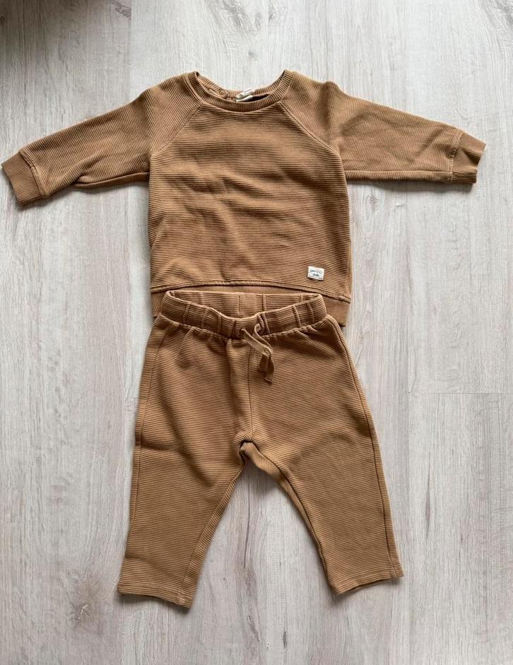 H&M cognac wafel joggingpak bruin setje broek sweater 80, Kinderen en Baby's, Babykleding | Maat 80, Zo goed als nieuw, Jongetje of Meisje