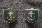 Rijkswaterstaat 2 metalen emblemen, Verzamelen, Militaria | Algemeen, Verzenden, Landmacht, Nederland, Embleem of Badge