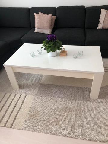 Witte salontafel beschikbaar voor biedingen
