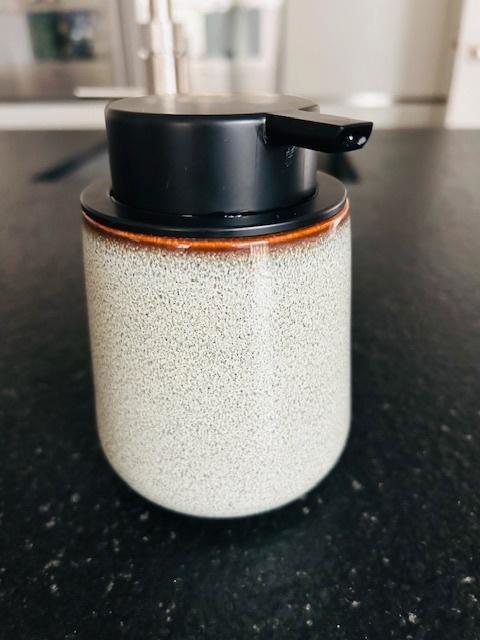 Porselein zeeppomp- Zeepdispenser, Huis en Inrichting, Badkamer | Badtextiel en Accessoires, Zo goed als nieuw, Overige typen