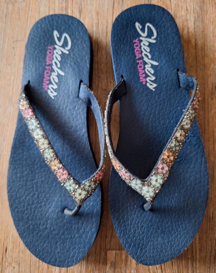 Teenslippers maat 41 merk Skechers Yoga Foam, Kleding | Dames, Schoenen, Zo goed als nieuw, Blauw, Ophalen of Verzenden