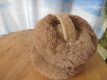 warme beige pluche inklapbare oorwarmers beschikbaar voor biedingen