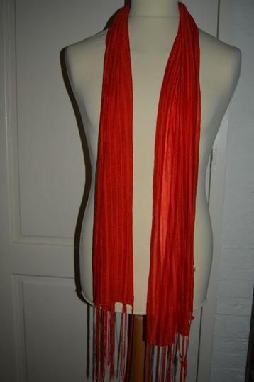 mooi langwerpige helder rode shawl met franjes beschikbaar voor biedingen
