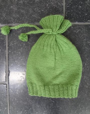Muts, zelf gebreid, groen, Mt 122-128, NIEUW. beschikbaar voor biedingen
