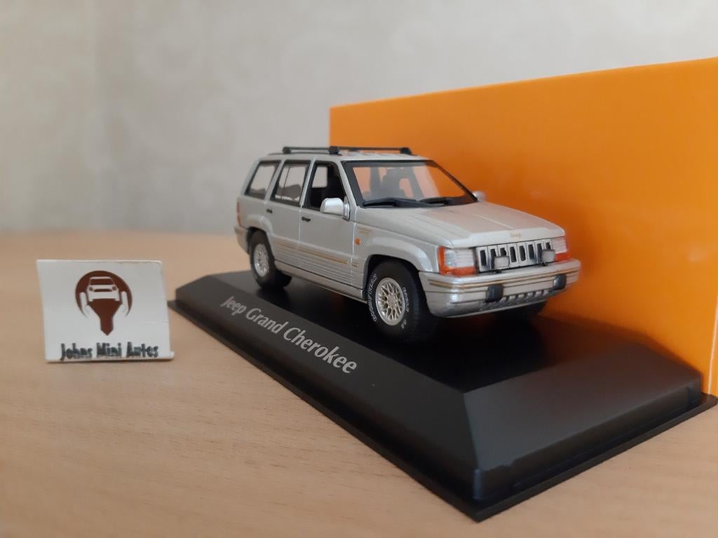 Jeep Grand Cherokee zilvermetallic 1995 van Maxichamps 1:43