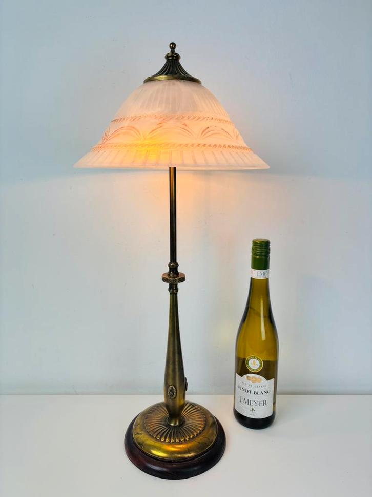 Art Deco messing tafellamp met opaline geplooide glazen kap, Huis en Inrichting, Lampen | Tafellampen, Zo goed als nieuw, 50 tot 75 cm