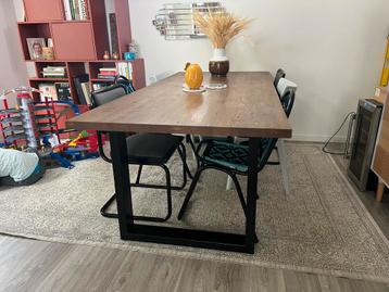 Eettafel als nieuw! Stoelen gratis erbij indien gewenst beschikbaar voor biedingen