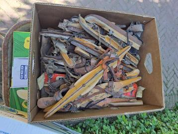 Bananendoos vol met oude houten schaatsen beschikbaar voor biedingen