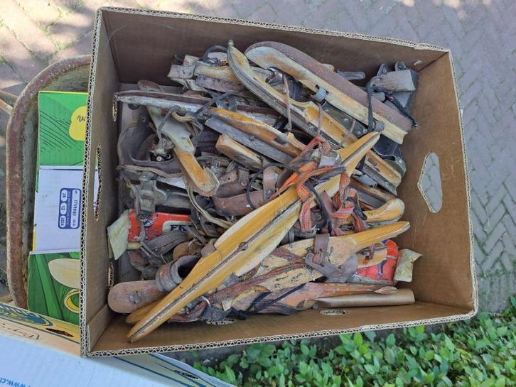 Bananendoos vol met oude houten schaatsen, Verzamelen, Overige Verzamelen, Gebruikt, Ophalen of Verzenden