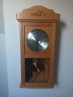 Houten Wandklok met Slinger, Huis en Inrichting, Woonaccessoires | Klokken, Ophalen of Verzenden, Zo goed als nieuw, Analoog, Wandklok