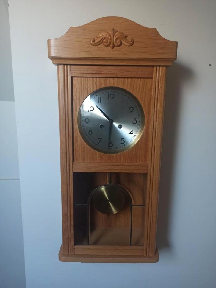 Houten Wandklok met Slinger, Huis en Inrichting, Woonaccessoires | Klokken, Zo goed als nieuw, Wandklok, Analoog, Ophalen of Verzenden