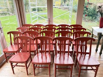 Partij Houten Stoelen & Tafels - 3 stoelen Stoelen, 7 Tafels beschikbaar voor biedingen