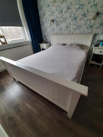 Tweepersoonsledikant wit 160x210 beschikbaar voor biedingen