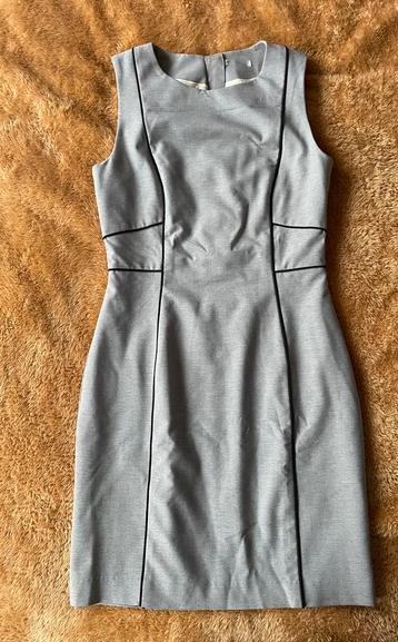 Grijs getailleerd jurkje beschikbaar voor biedingen