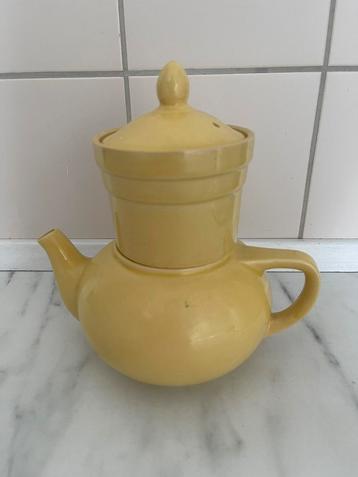 Koffiepotje filter geel Petrus Regout Maastricht  beschikbaar voor biedingen