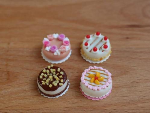 Chocolade, kersen, perzik en roosjes taarten., Verzamelen, Poppenhuizen en Toebehoren, Nieuw, Gebruiksvoorwerp, Ophalen of Verzenden