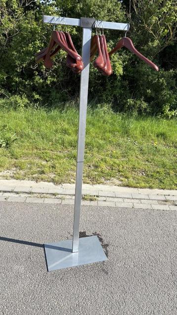 Gardrobe kapstok beschikbaar voor biedingen