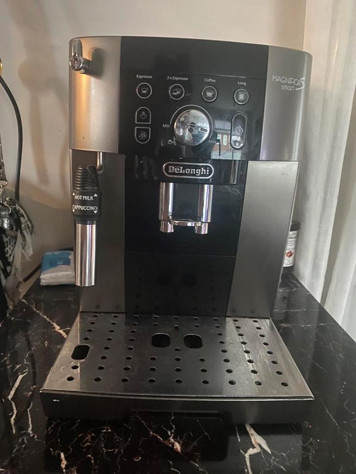 Delonghi Magnifica S, Witgoed en Apparatuur, Koffiezetapparaten, Zo goed als nieuw, Koffiebonen, Koffiemachine, 1 kopje, Afneembaar waterreservoir