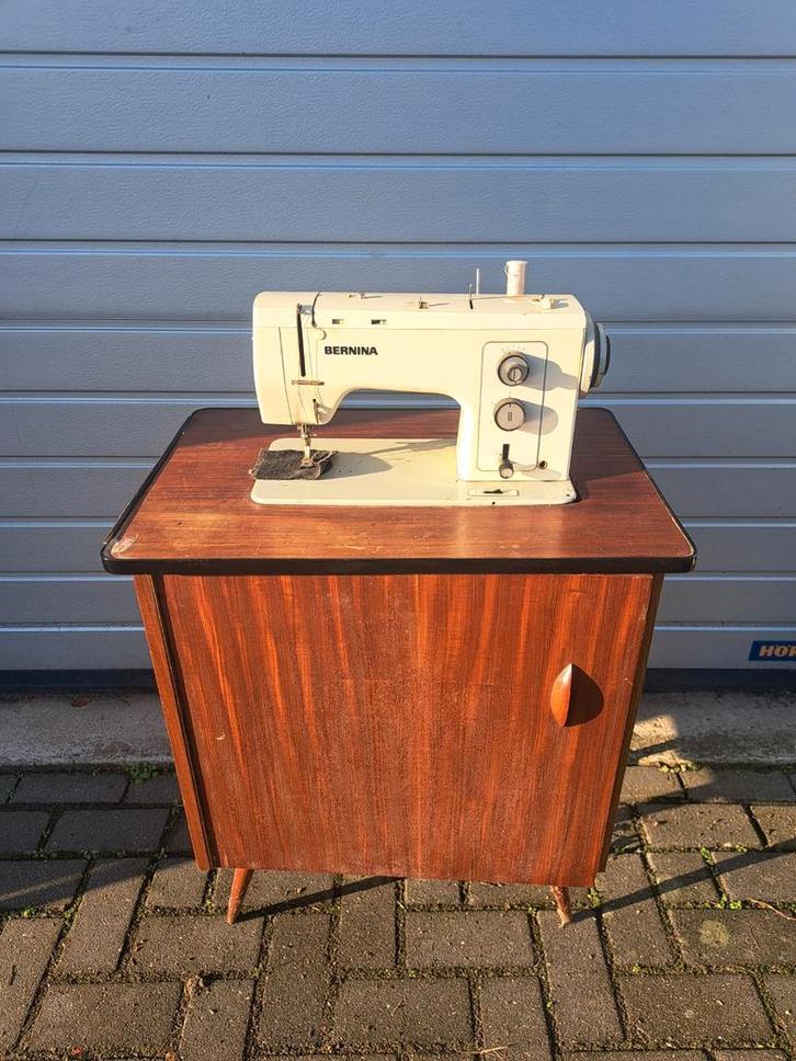 Bernina Naaimachine met kast, Hobby en Vrije tijd, Naaimachines en Toebehoren, Gebruikt, Naaimachine, Bernina, Ophalen of Verzenden