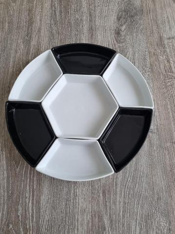 schaaltjes in de vorm van een voetbal beschikbaar voor biedingen
