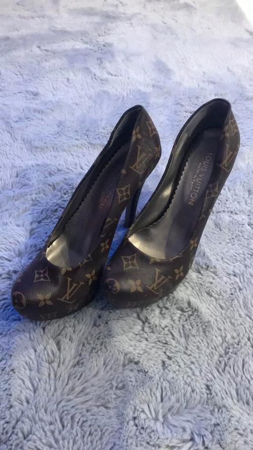 Donkerbruine Pumps (lederlook), Kleding | Dames, Schoenen, Zo goed als nieuw, Pumps, Bruin, Ophalen of Verzenden