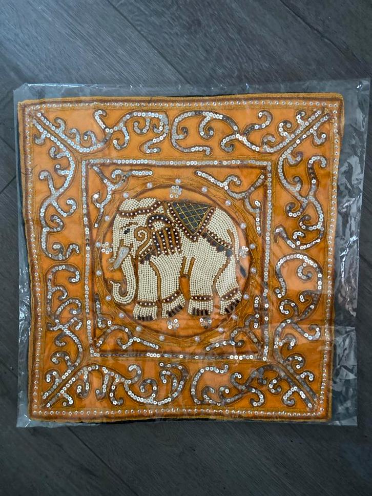 Decoratief Kussen met Olifant, Huis en Inrichting, Stoelen, Zo goed als nieuw, Stof, Bruin, Ophalen of Verzenden
