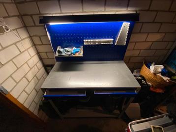 weinig gebruikte werkbank met verlichting beschikbaar voor biedingen